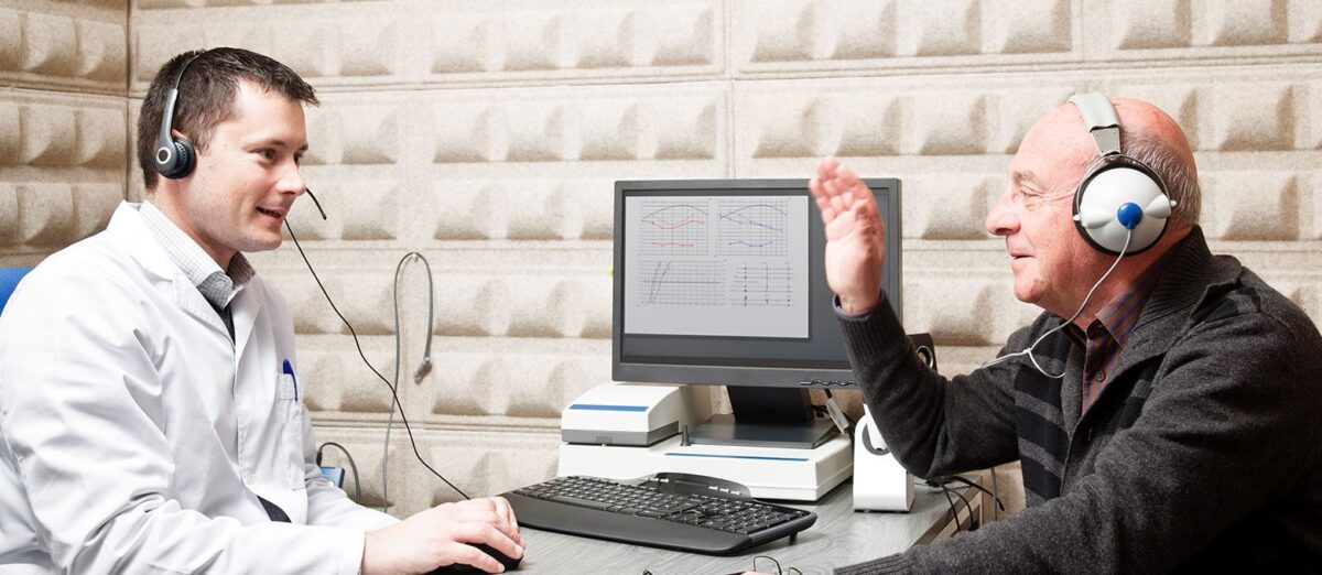 Cách bác sĩ thực hiện kiểm tra thính lực cơ bản